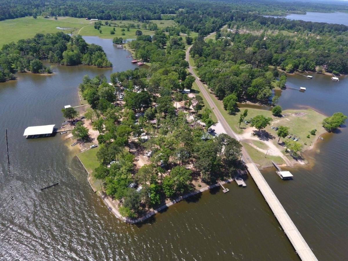 Holly Park Marina Hotel Milam Exterior photo