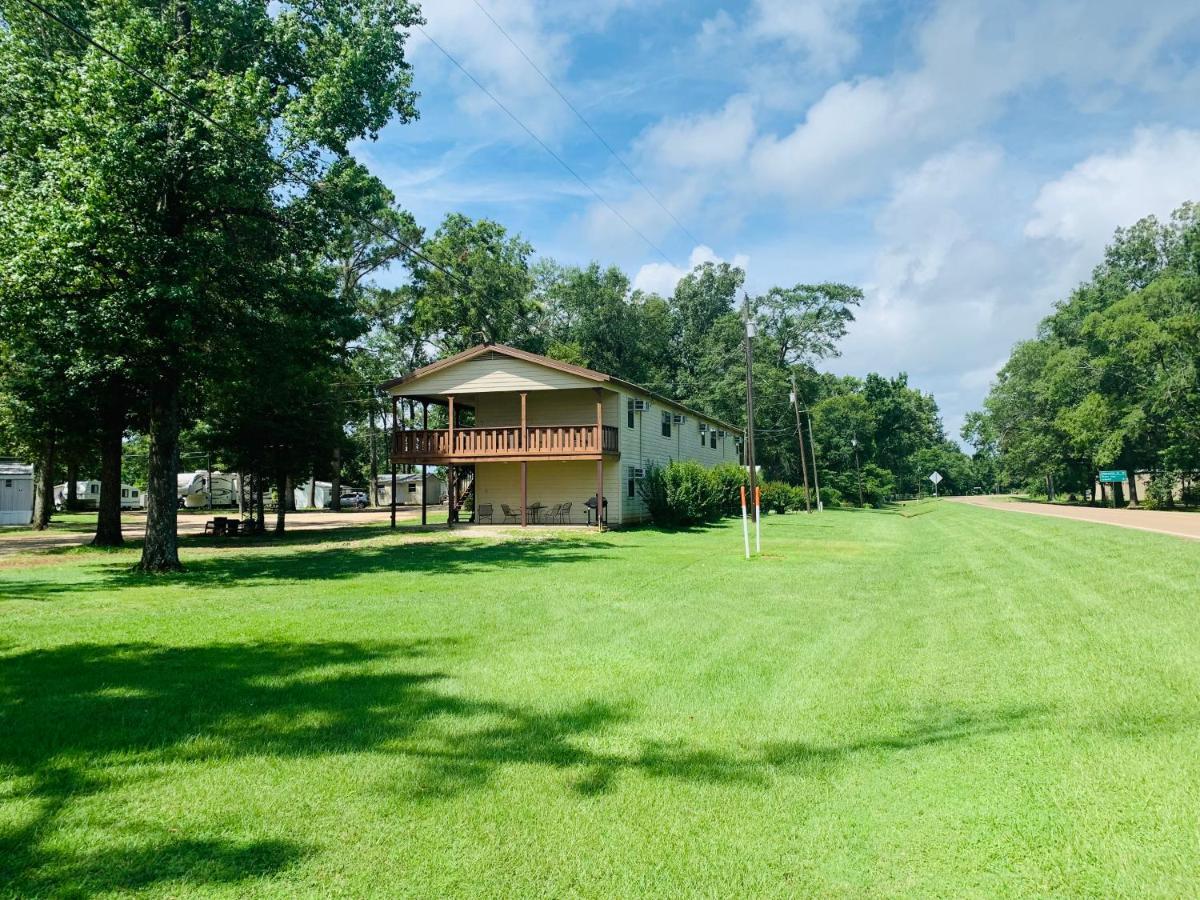 Holly Park Marina Hotel Milam Exterior photo